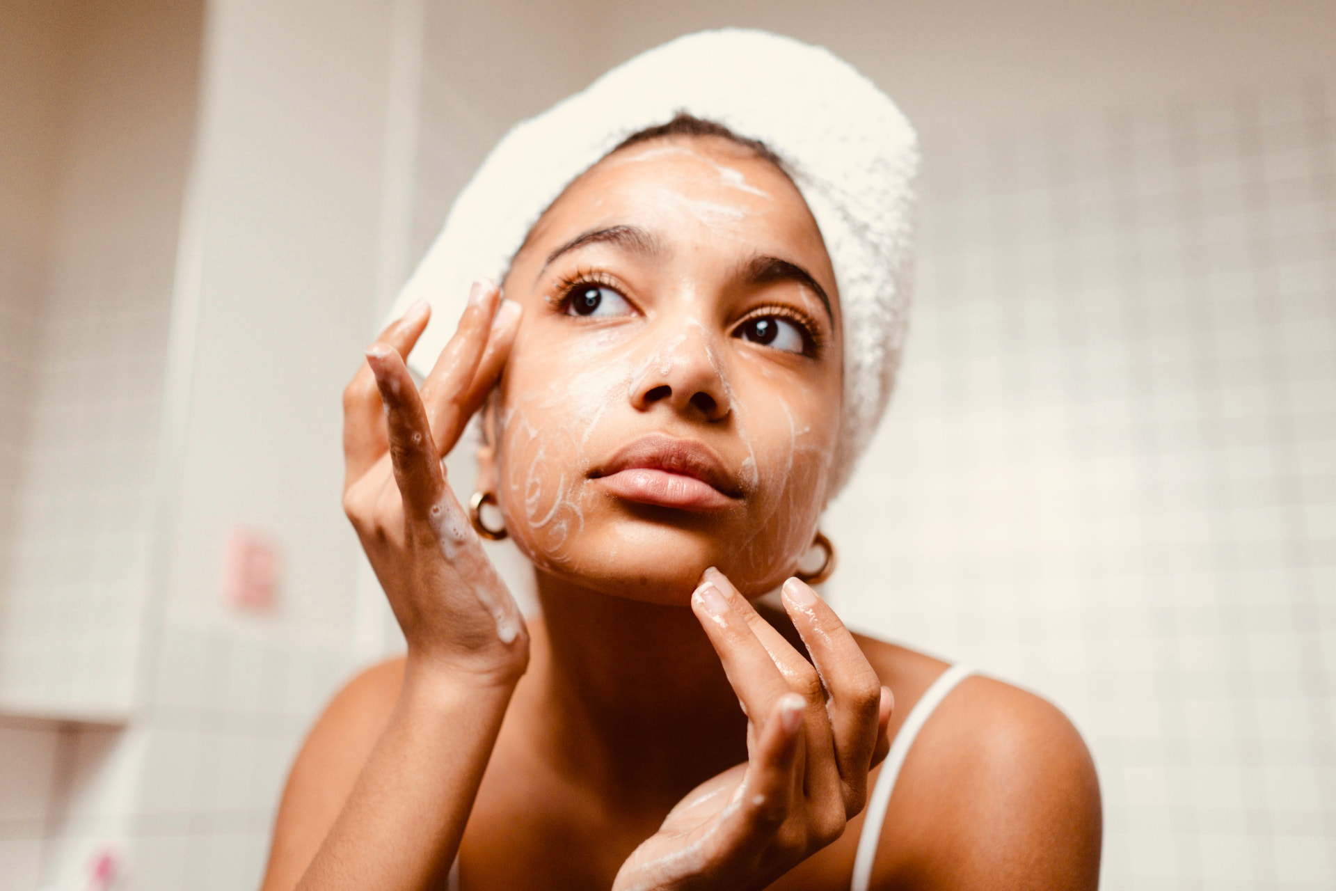 Cliente da SAVZA CLINIC com a pele em contato com espuma de limpeza facial